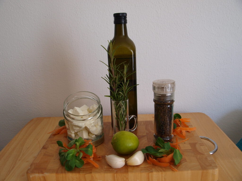 Zutaten für Rosmarin Schafskäse mit Olivenöl, Schafskässe und Rosmarin