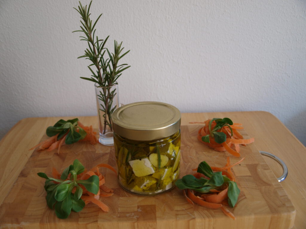 Rosmarin Schafskäse im Glas eingelegt in Olivenöl mit Knoblauch und Rosmarinnadeln