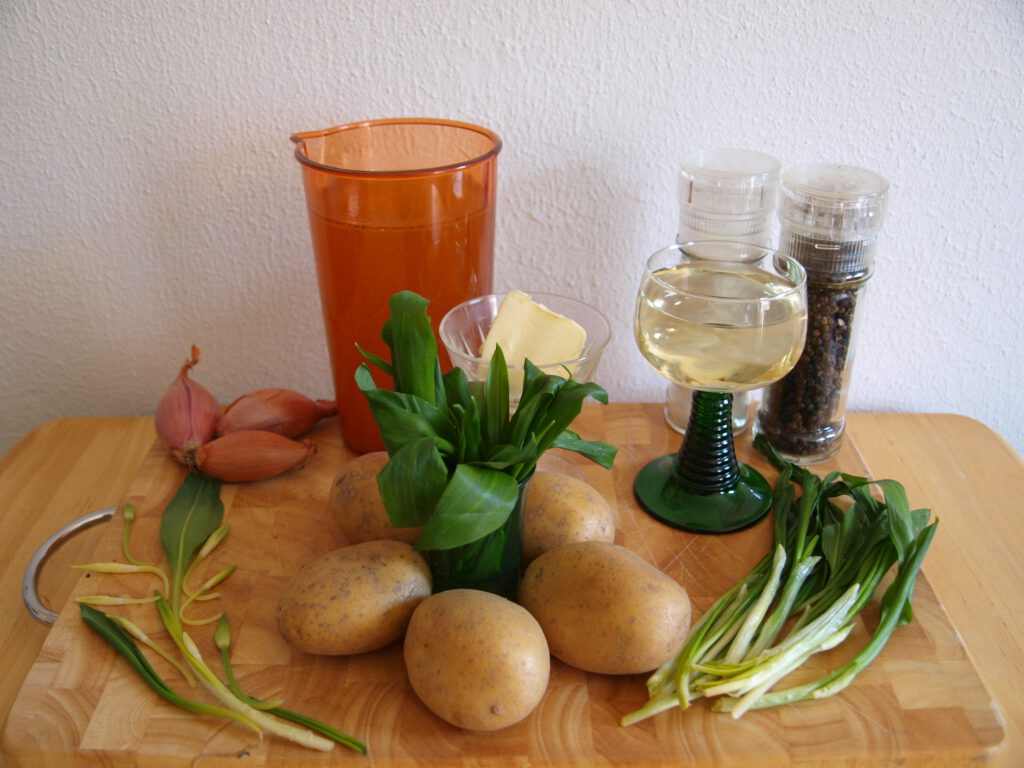 Zutaten für die Bärlauch Suppe wie Kartoffeln, Bärlauch, Brühe Zwiebeln