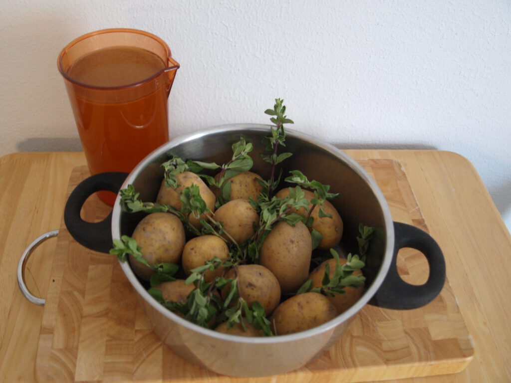 Zutaten für Kartoffelsuppe mit Majoran und Rindsbrühe